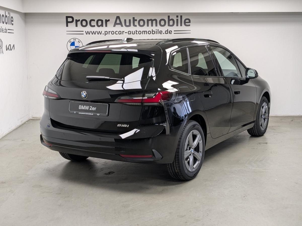 BMW 218i Active Tourer von hinten in Schwarz