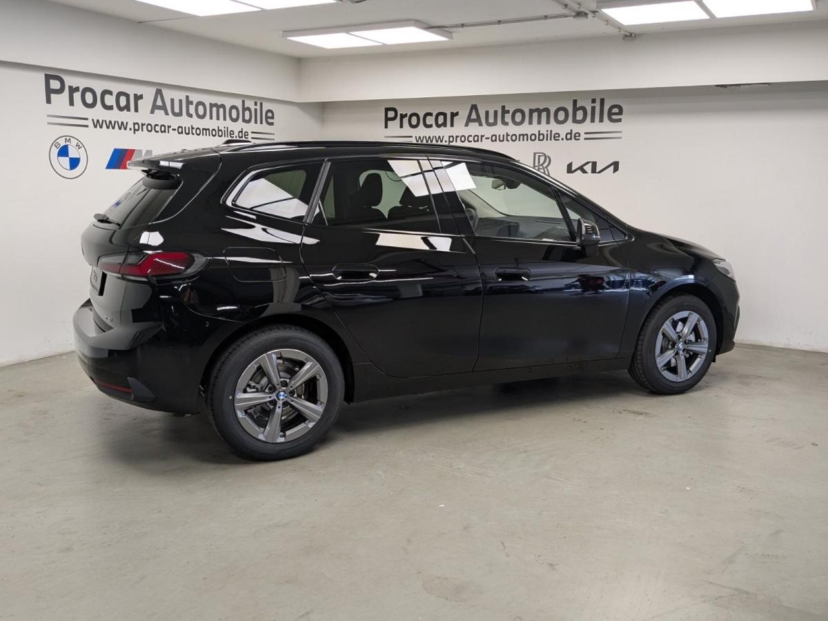 BMW 218i Active Tourer von der Seite in Schwarz