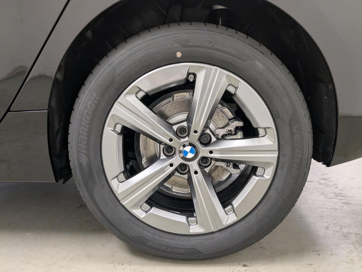 BMW 218i Active Tourer mit Detailansicht auf die Felgen