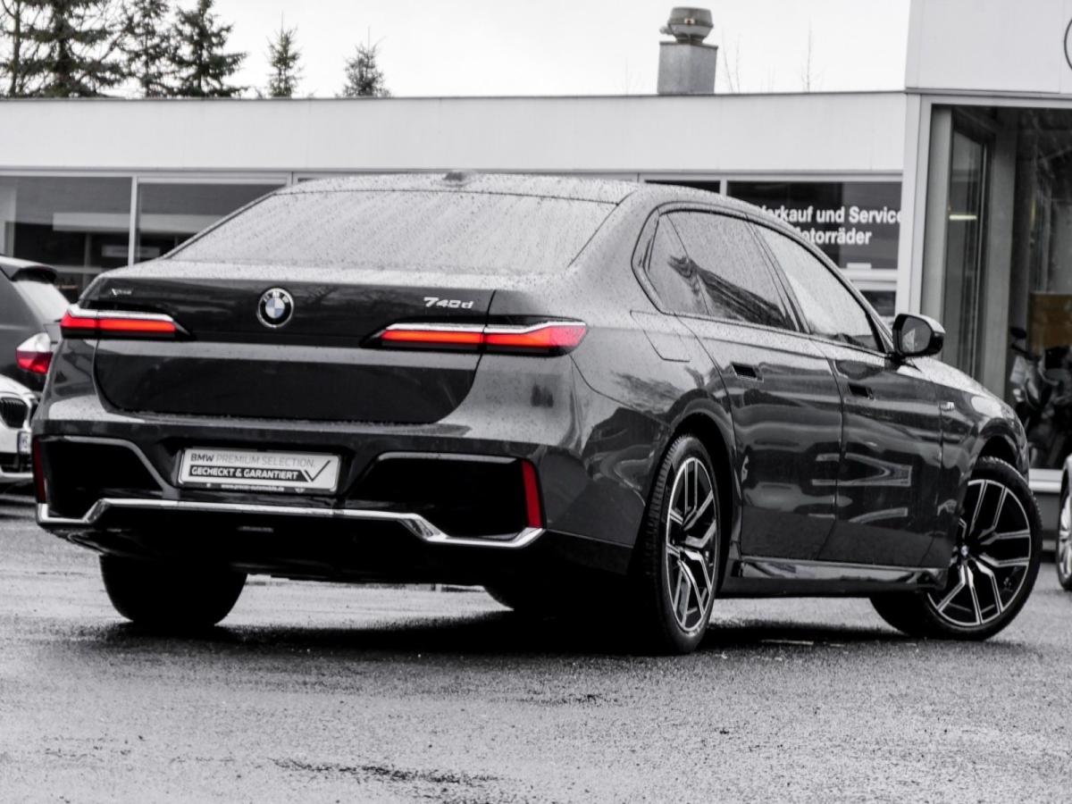 BMW 740d xDrive Limousine von der Seite in Grau