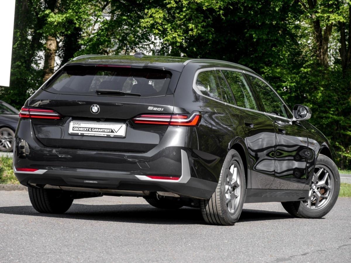 BMW 520i Touring von hinten in Grau
