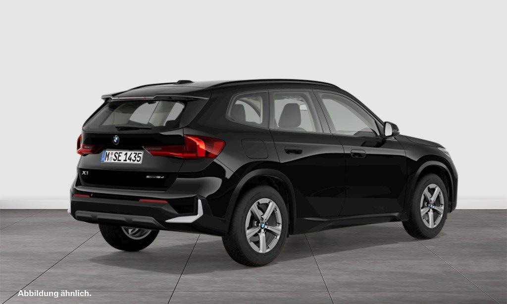 BMW X1 sDrive18d von hinten in Schwarz
