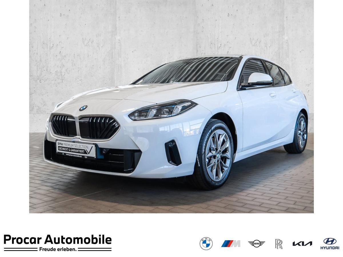 Mehrere Fahrzeuge im Bild