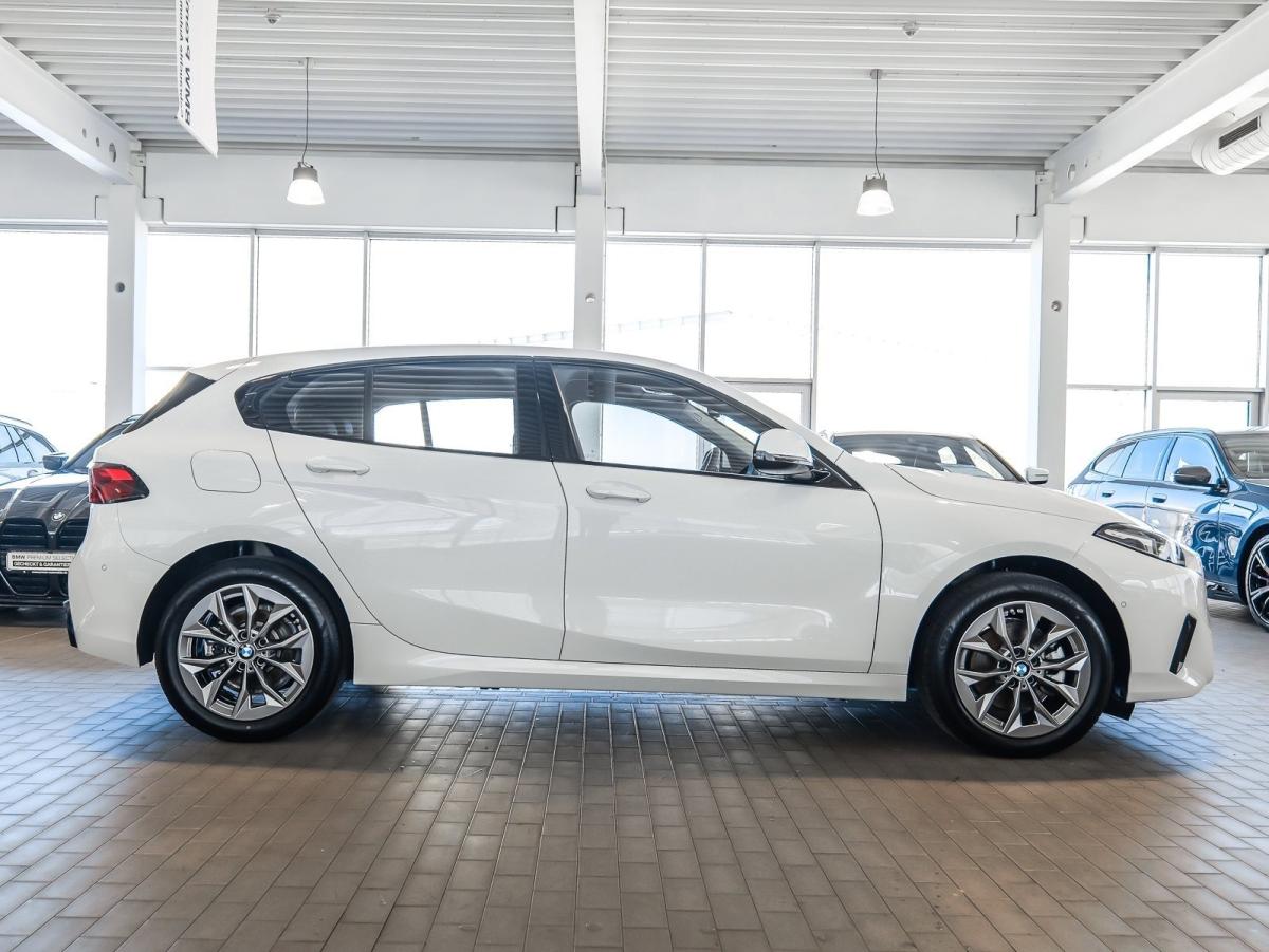 BMW 120 von der Seite in Weiß