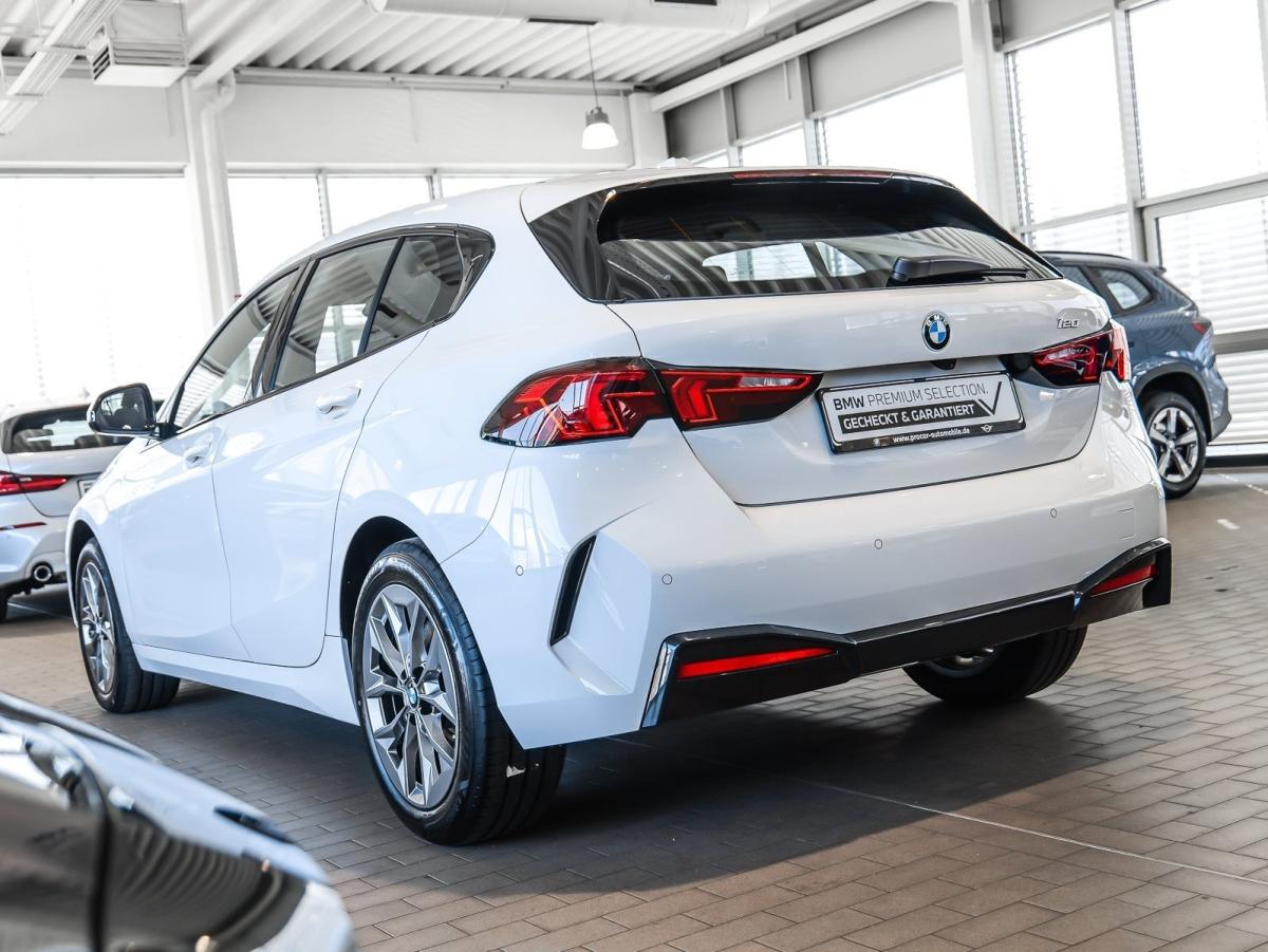 BMW 120 von hinten in Weiß