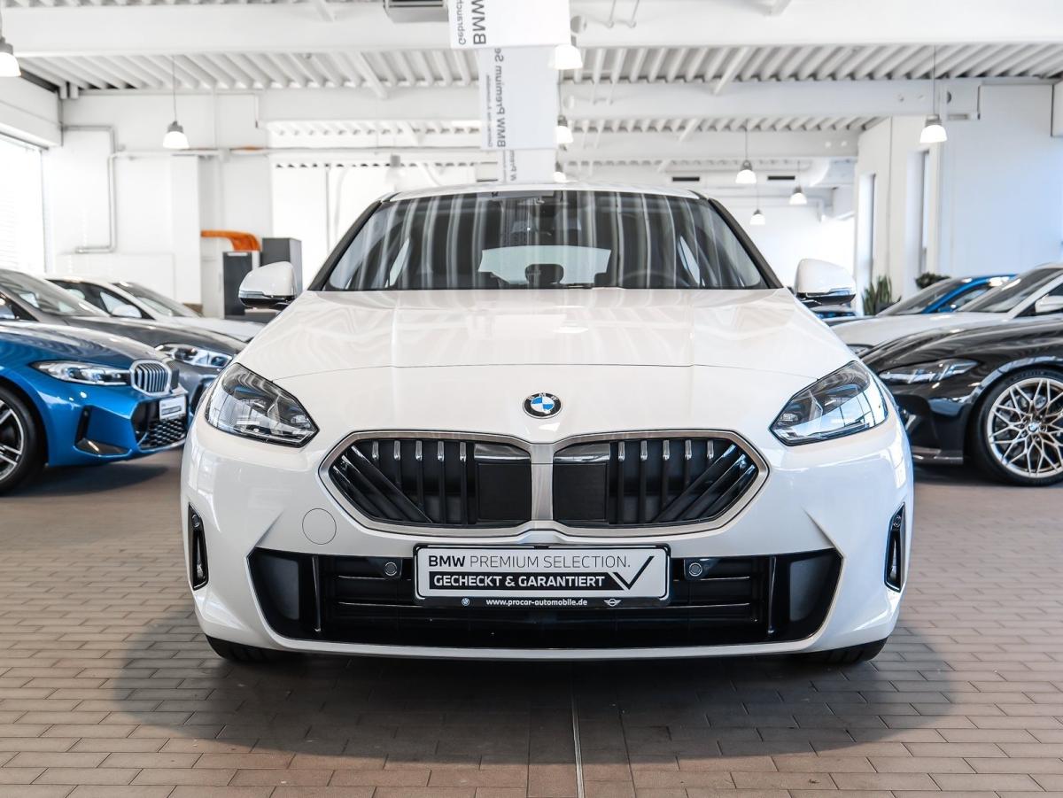 BMW 120 von vorne in Weiß
