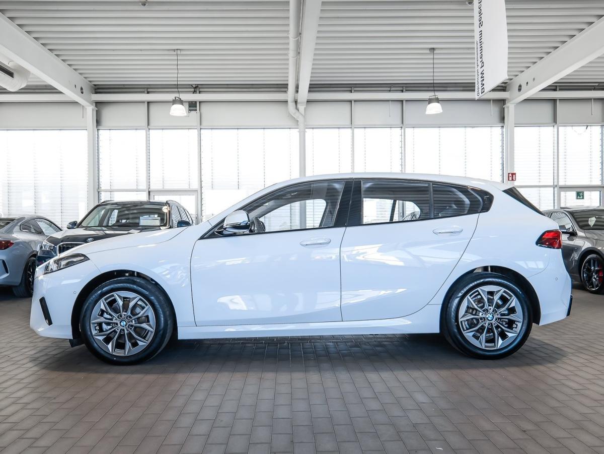 BMW 120 von der Seite in Weiß
