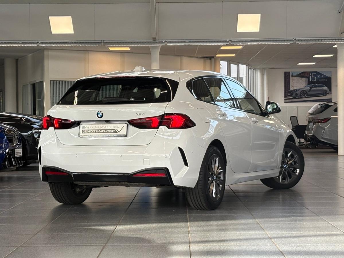 BMW 120 von hinten in Weiß
