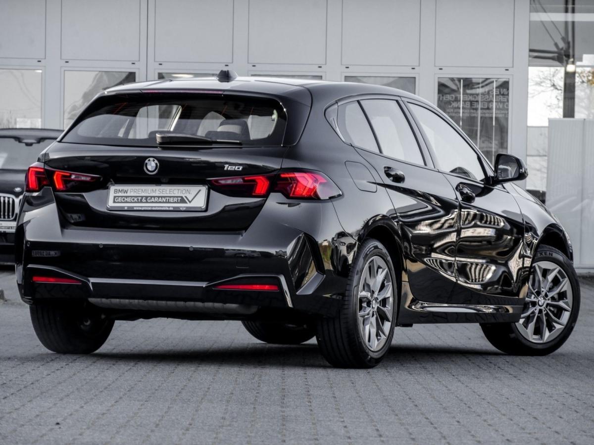 BMW 120 von hinten in Schwarz