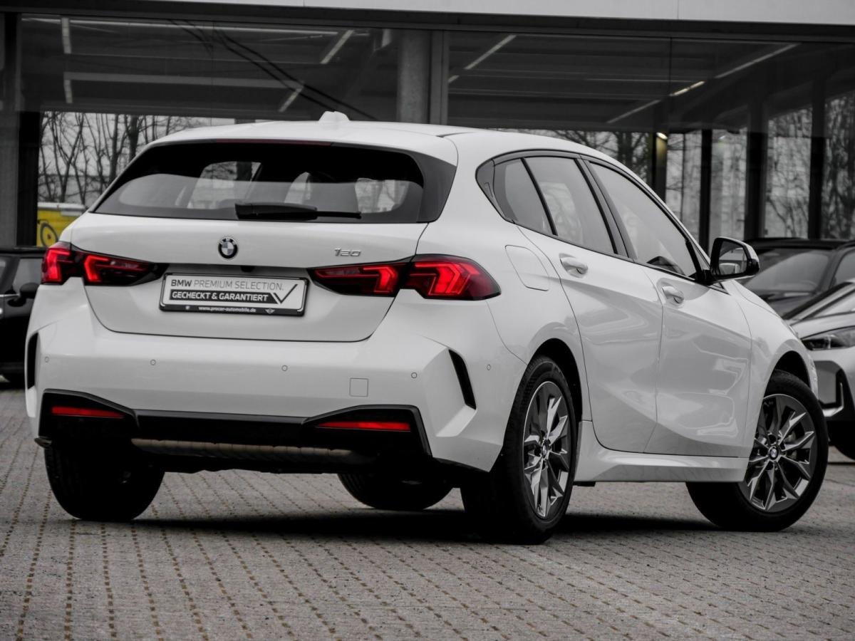BMW 120 von hinten in Weiß