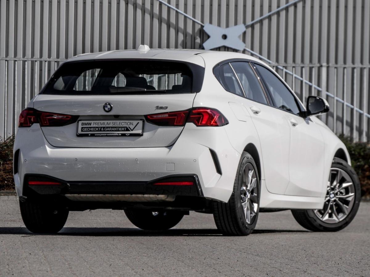 BMW 120 von hinten in Weiß