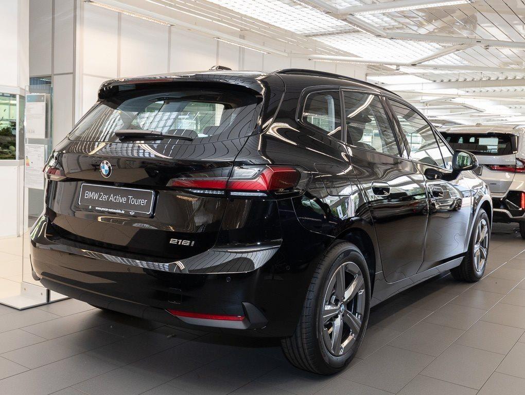 BMW 216i Active Tourer von hinten in Schwarz