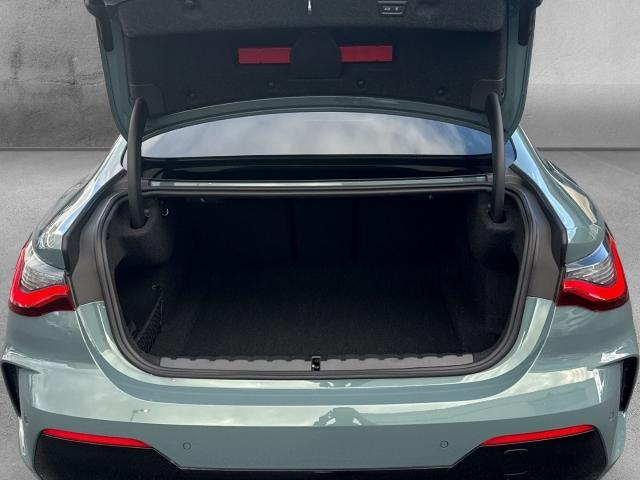 BMW 420i Coupe von hinten in Grün