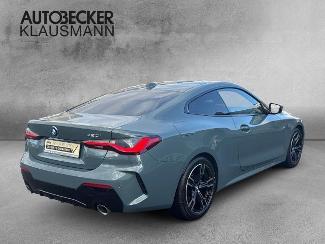 BMW 420i Coupe von hinten in Grün
