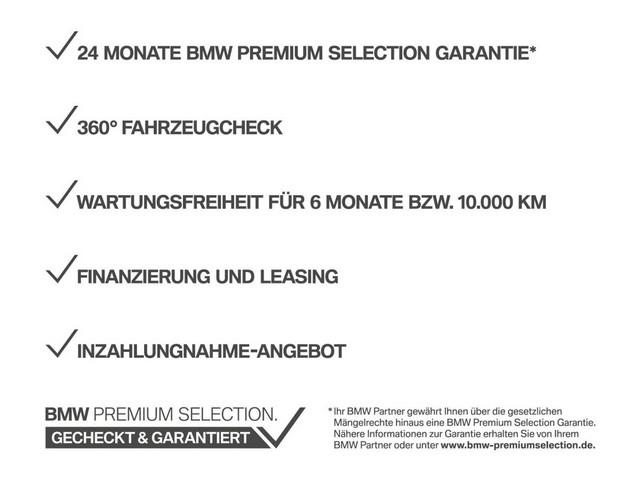 Mehrere Fahrzeuge im Bild