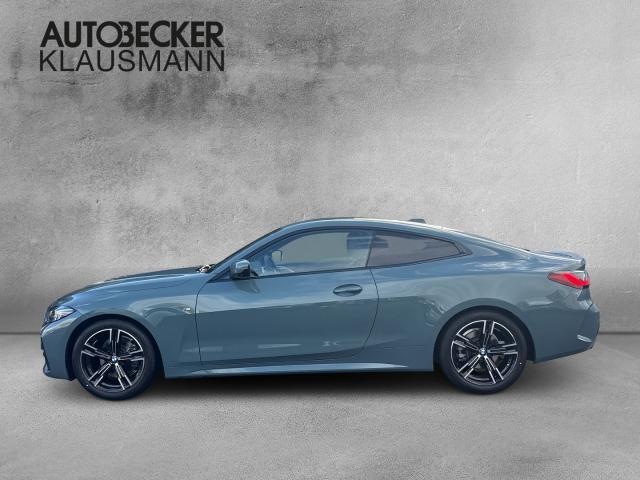BMW 420i Coupe von der Seite in Grün