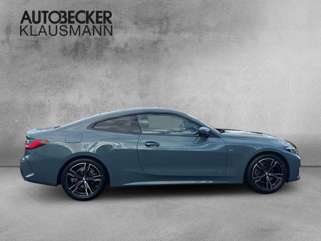 BMW 420i Coupe von der Seite in Grün