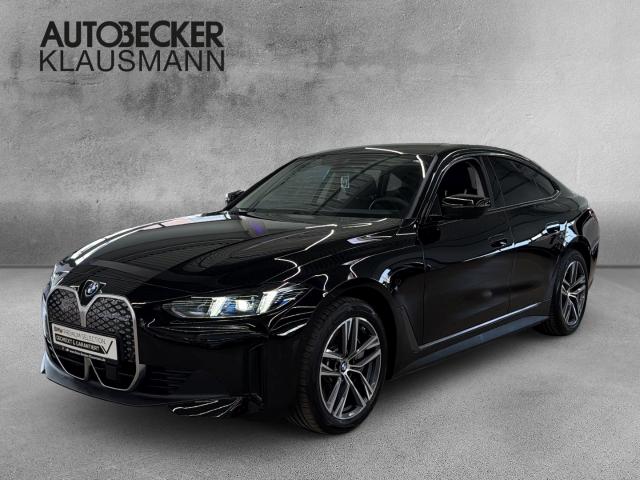 BMW i4 eDrive35 Gran Coupe von der Seite in Schwarz
