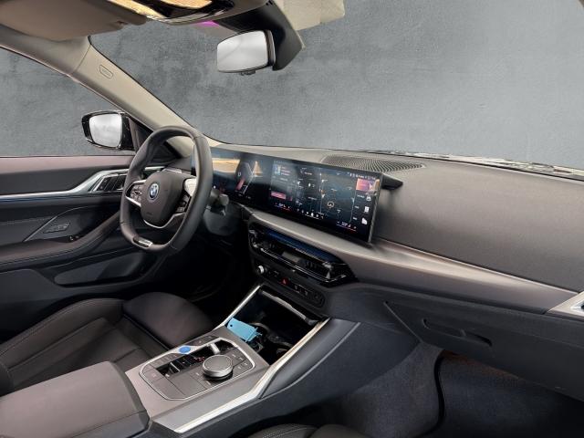 BMW i4 eDrive35 Gran Coupe im Innenraum