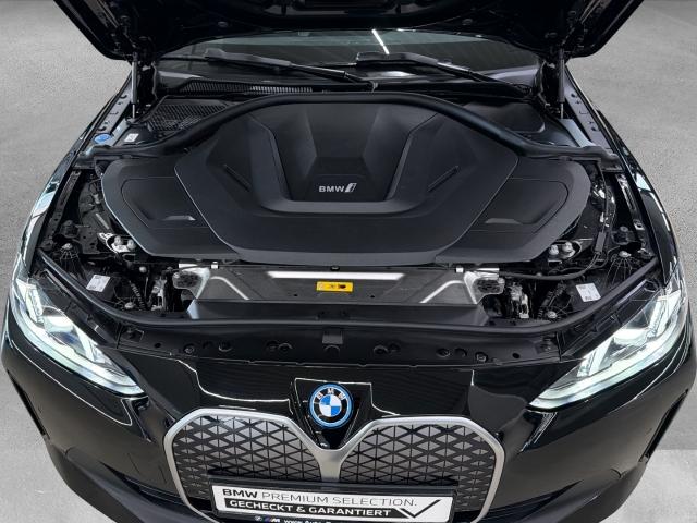BMW i4 eDrive35 Gran Coupe von vorne in Schwarz