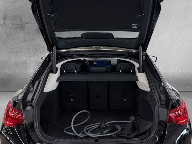 BMW i4 eDrive35 Gran Coupe von hinten in Schwarz