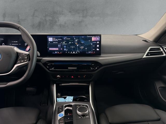 BMW i4 eDrive35 Gran Coupe im Innenraum