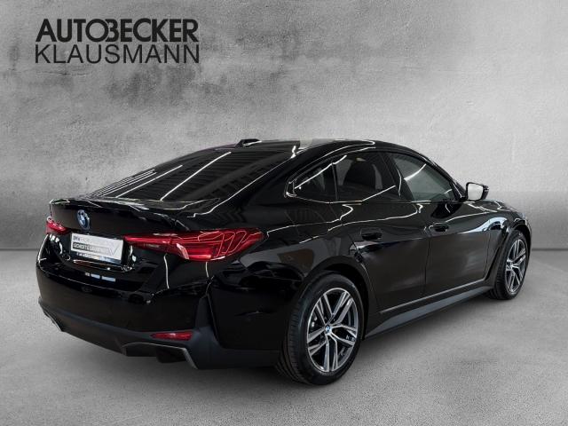 BMW i4 eDrive35 Gran Coupe von hinten in Schwarz