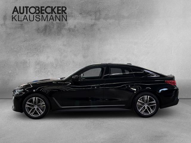 BMW i4 eDrive35 Gran Coupe von der Seite in Schwarz