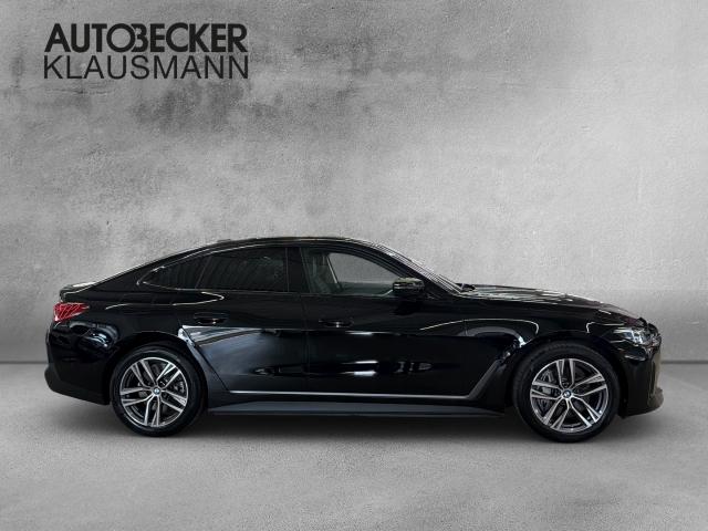 BMW i4 eDrive35 Gran Coupe von der Seite in Schwarz