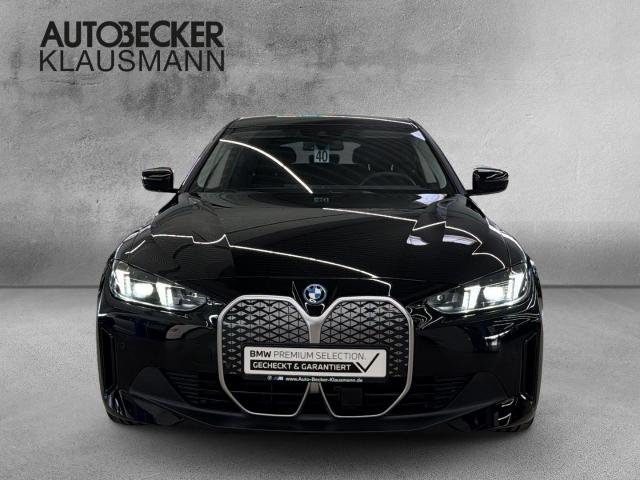 BMW i4 eDrive35 Gran Coupe von vorne in Schwarz