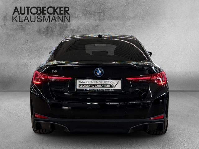 BMW i4 eDrive35 Gran Coupe von hinten in Schwarz