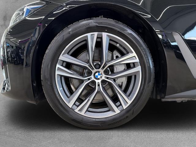 BMW i4 eDrive35 Gran Coupe mit Detailansicht auf die Felgen