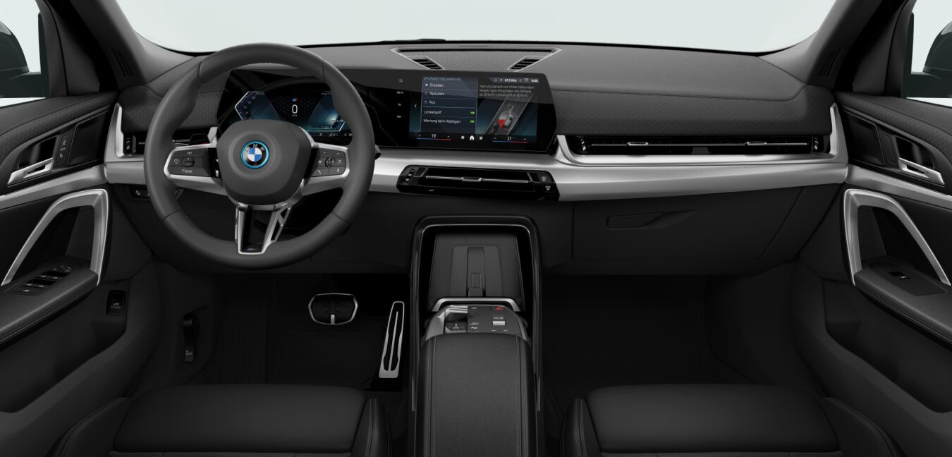 BMW iX2 xDrive30 im Innenraum von vorne