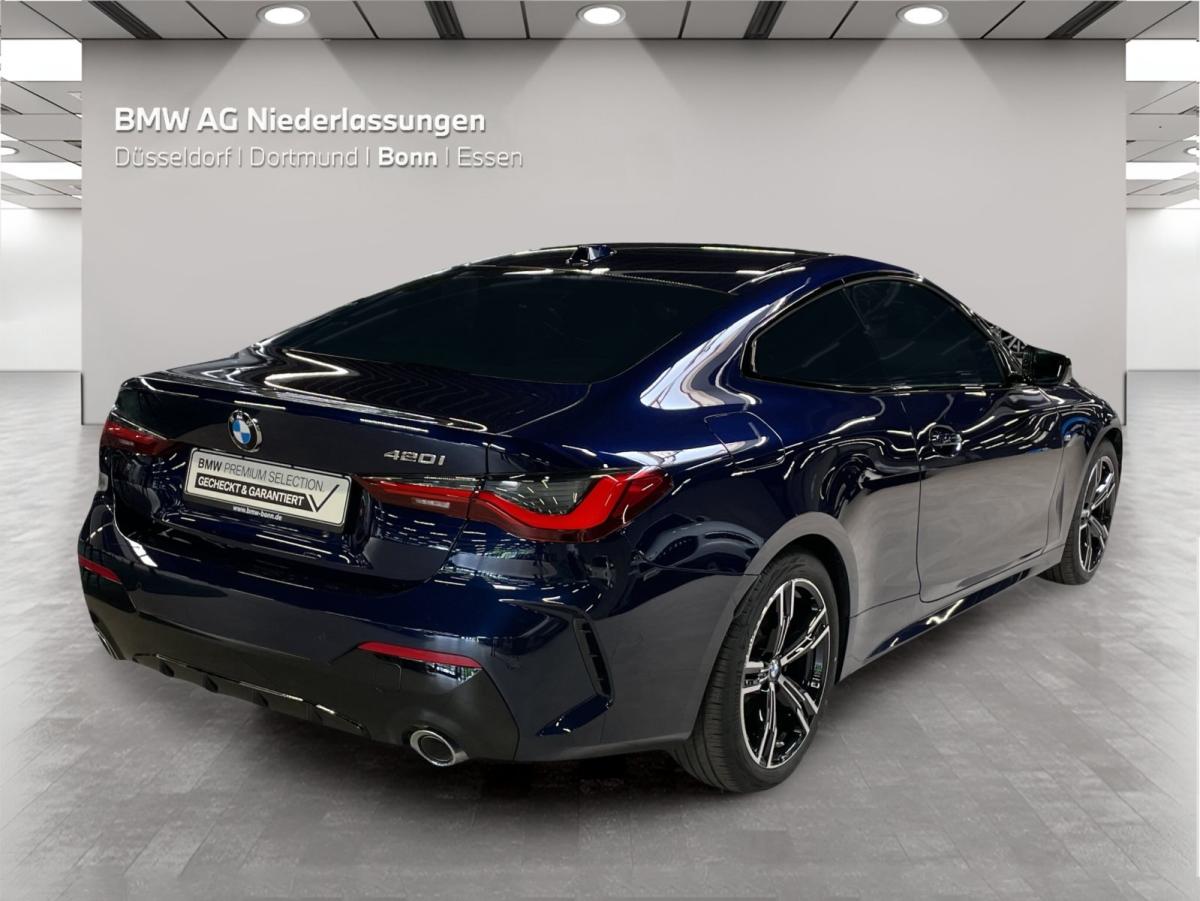 BMW 420i Coupe von hinten in Blau
