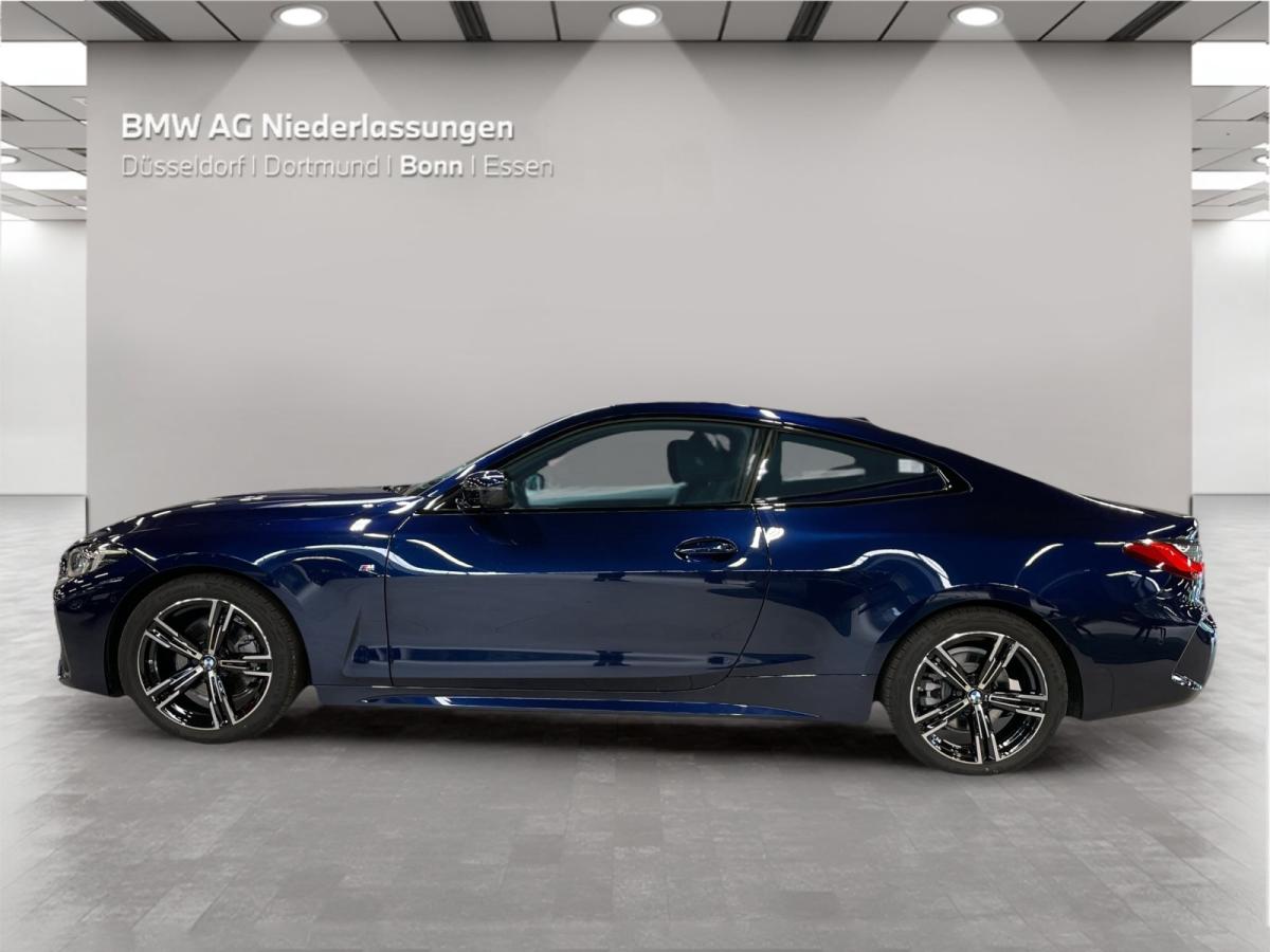 BMW 420i Coupe von der Seite in Blau