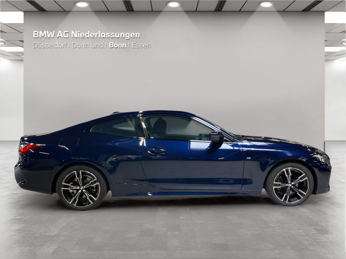 BMW 420i Coupe von der Seite in Blau