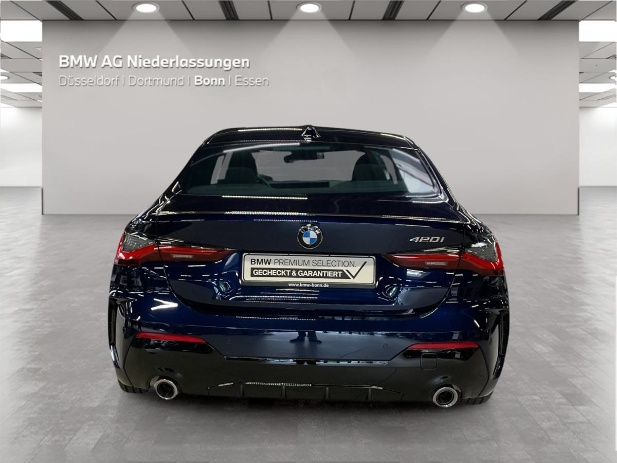 BMW 420i Coupe von hinten in Blau