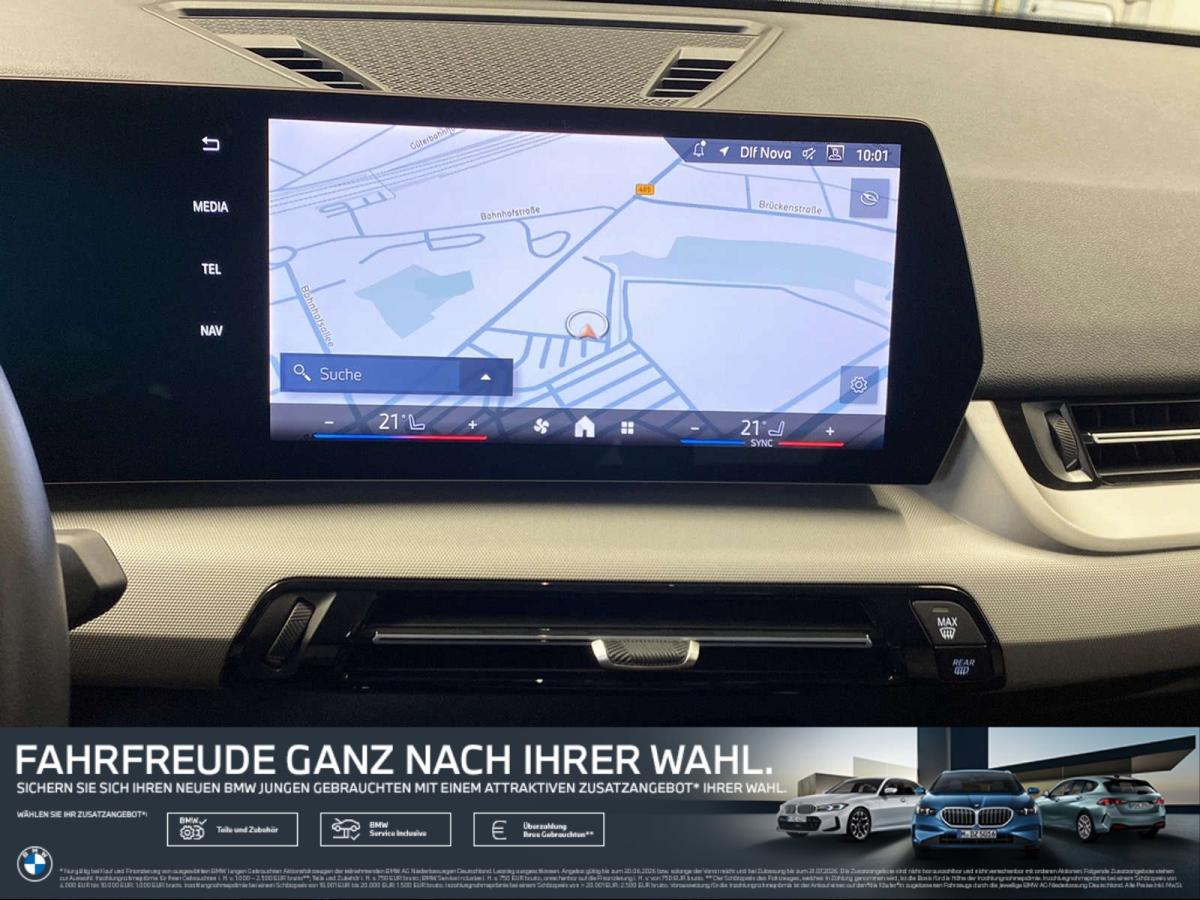 Mehrere Fahrzeuge im Bild