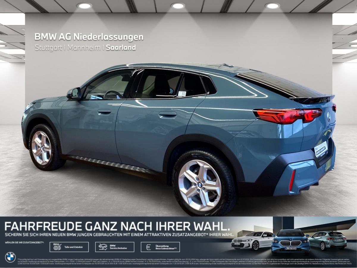 Mehrere Fahrzeuge im Bild