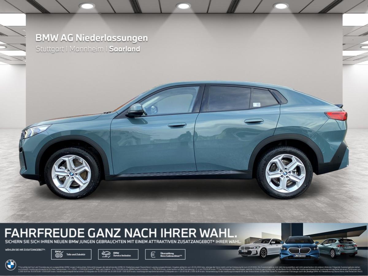 BMW X2 sDrive20i von der Seite in Grün