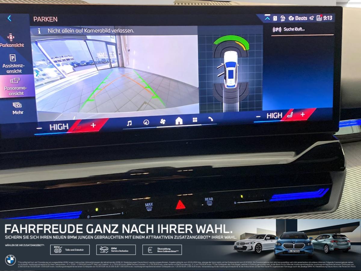 Mehrere Fahrzeuge im Bild