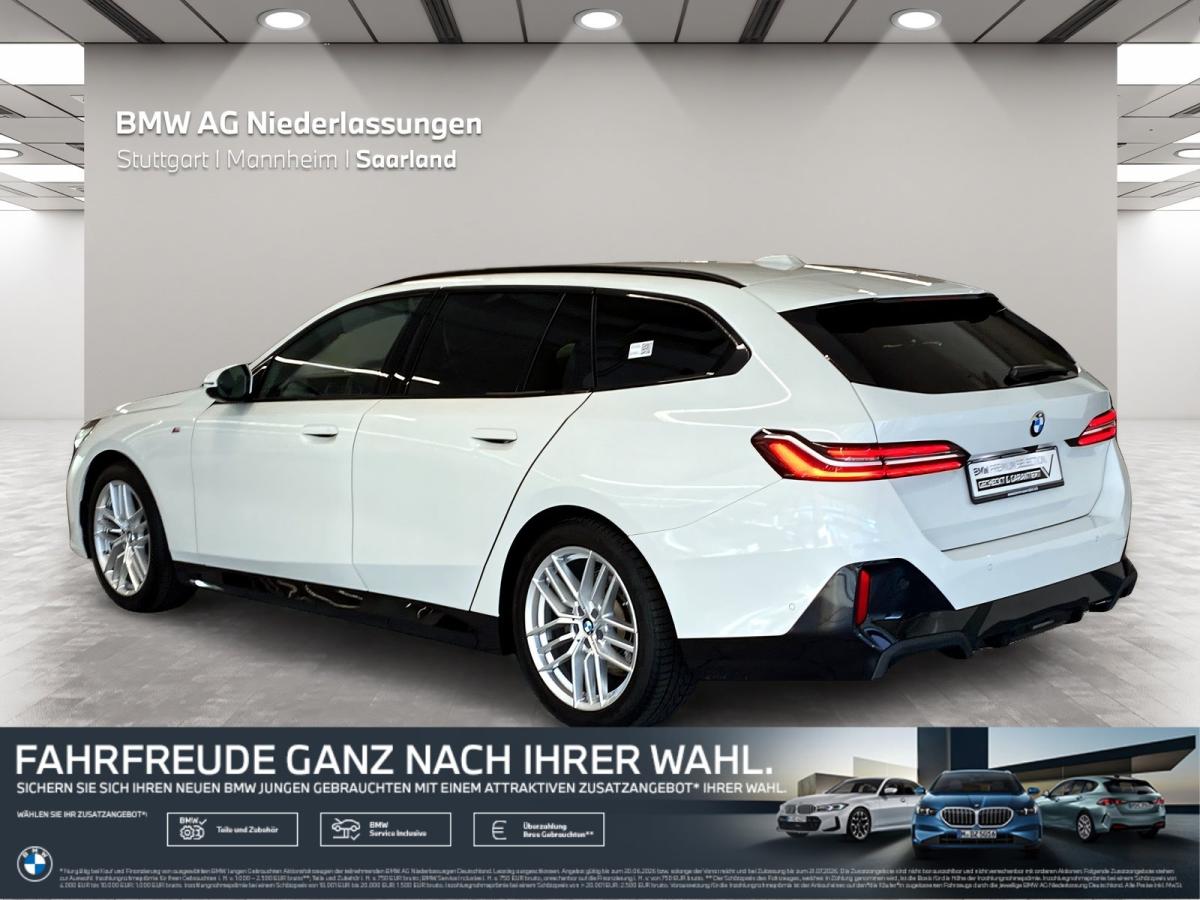 Mehrere Fahrzeuge im Bild