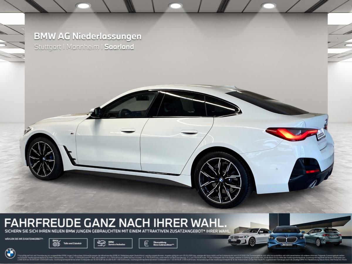 Mehrere Fahrzeuge im Bild