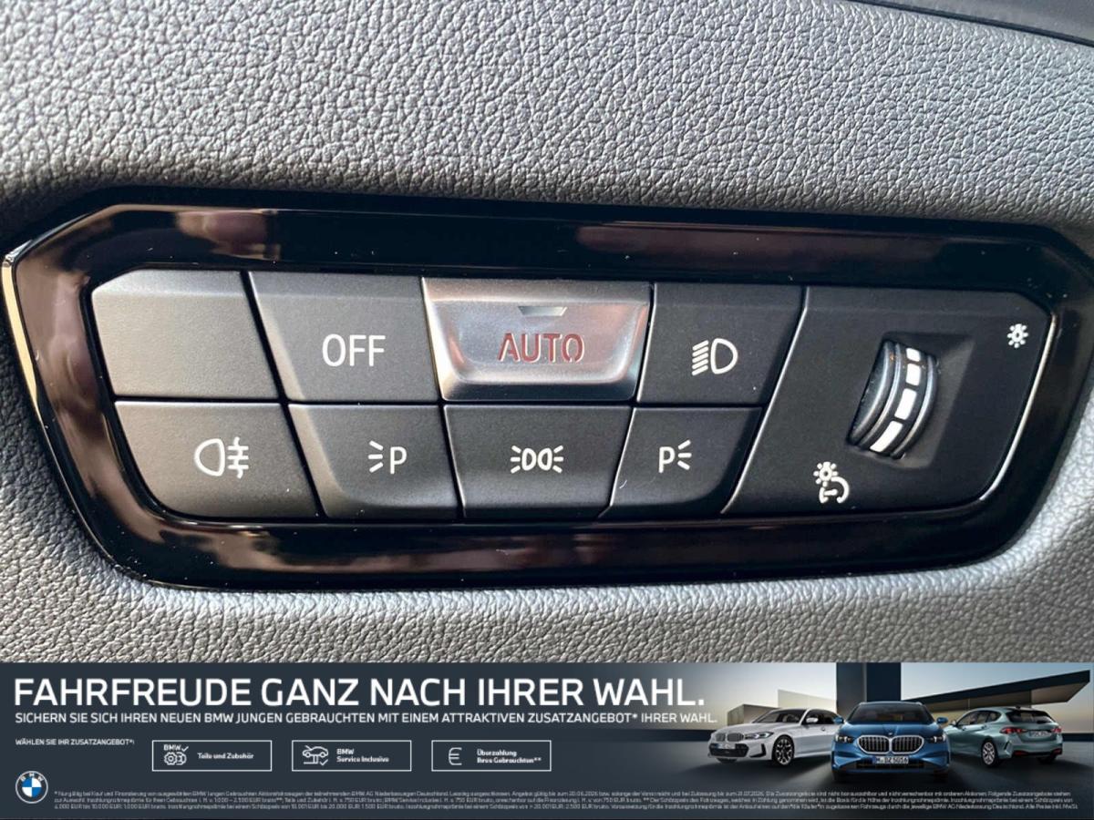 Mehrere Fahrzeuge im Bild