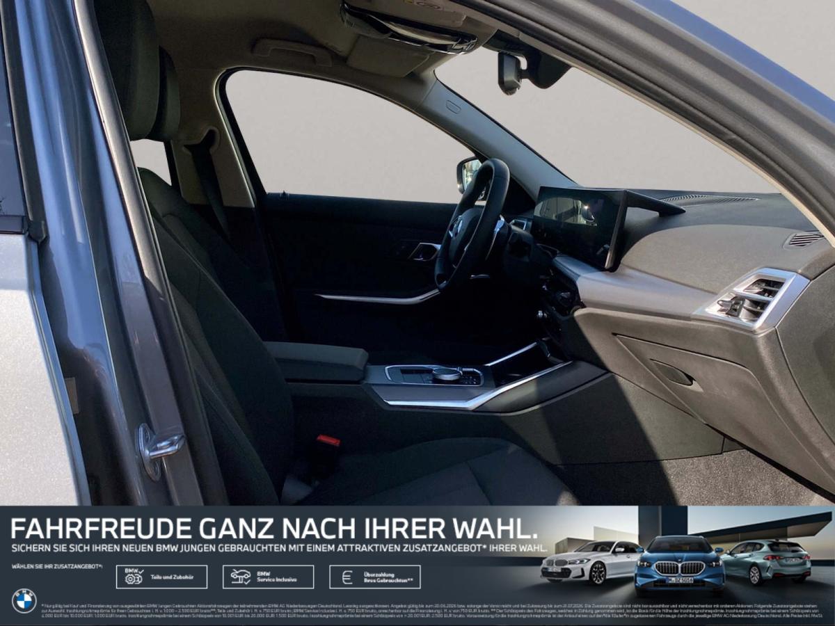 Mehrere Fahrzeuge im Bild
