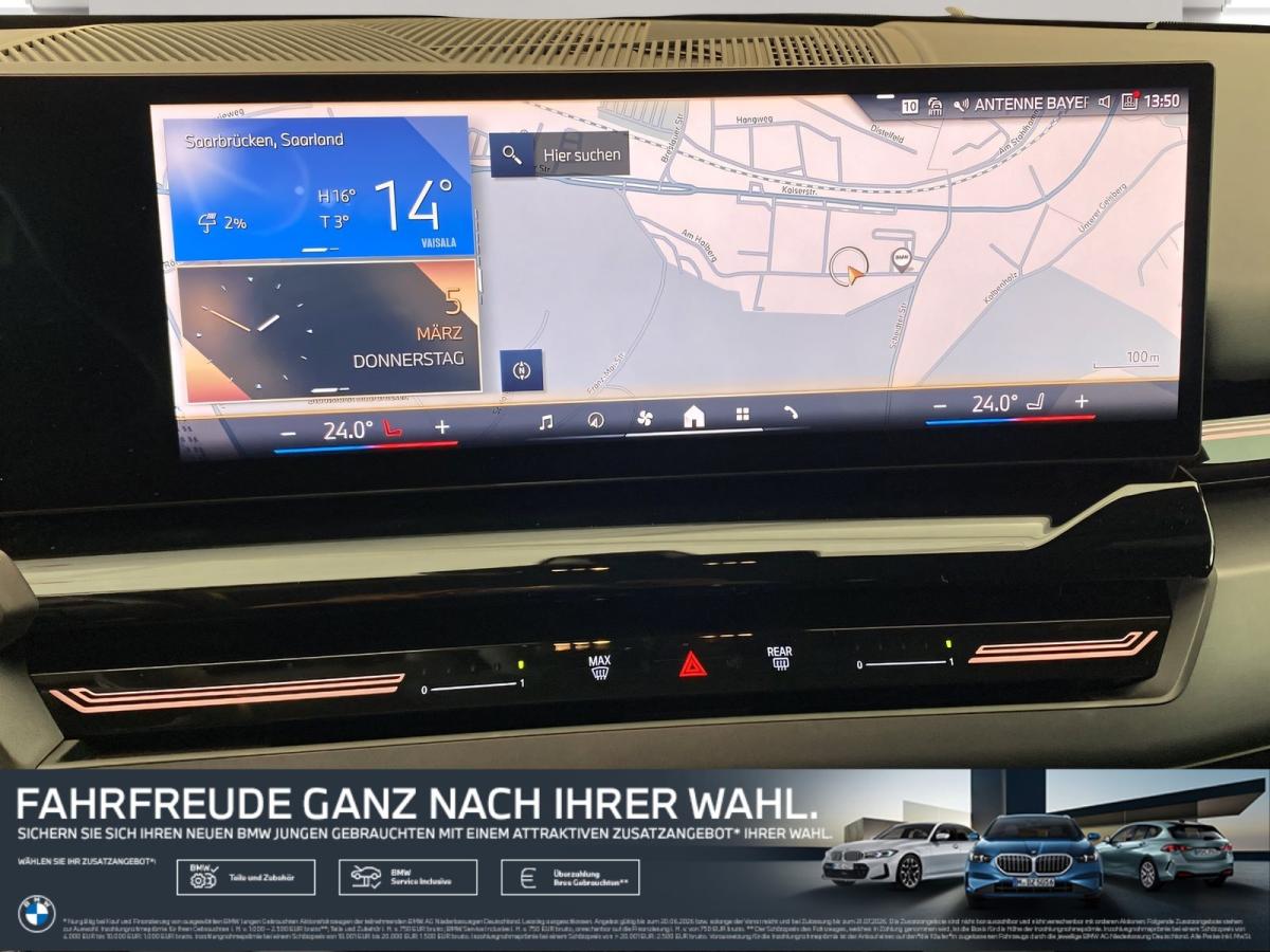 Mehrere Fahrzeuge im Bild