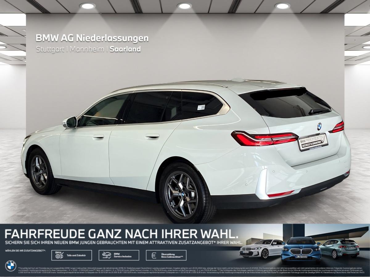 BMW 520d Touring von hinten in Weiß
