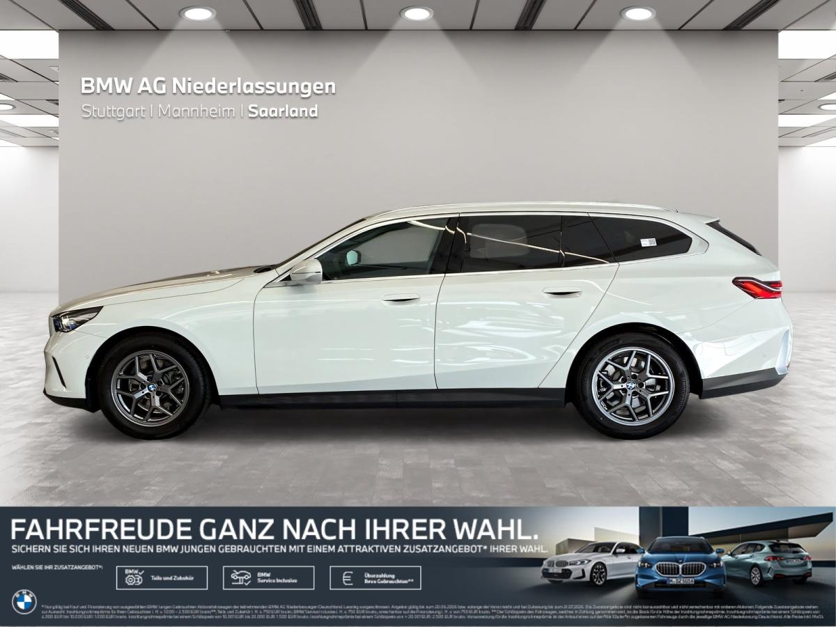 Mehrere Fahrzeuge im Bild