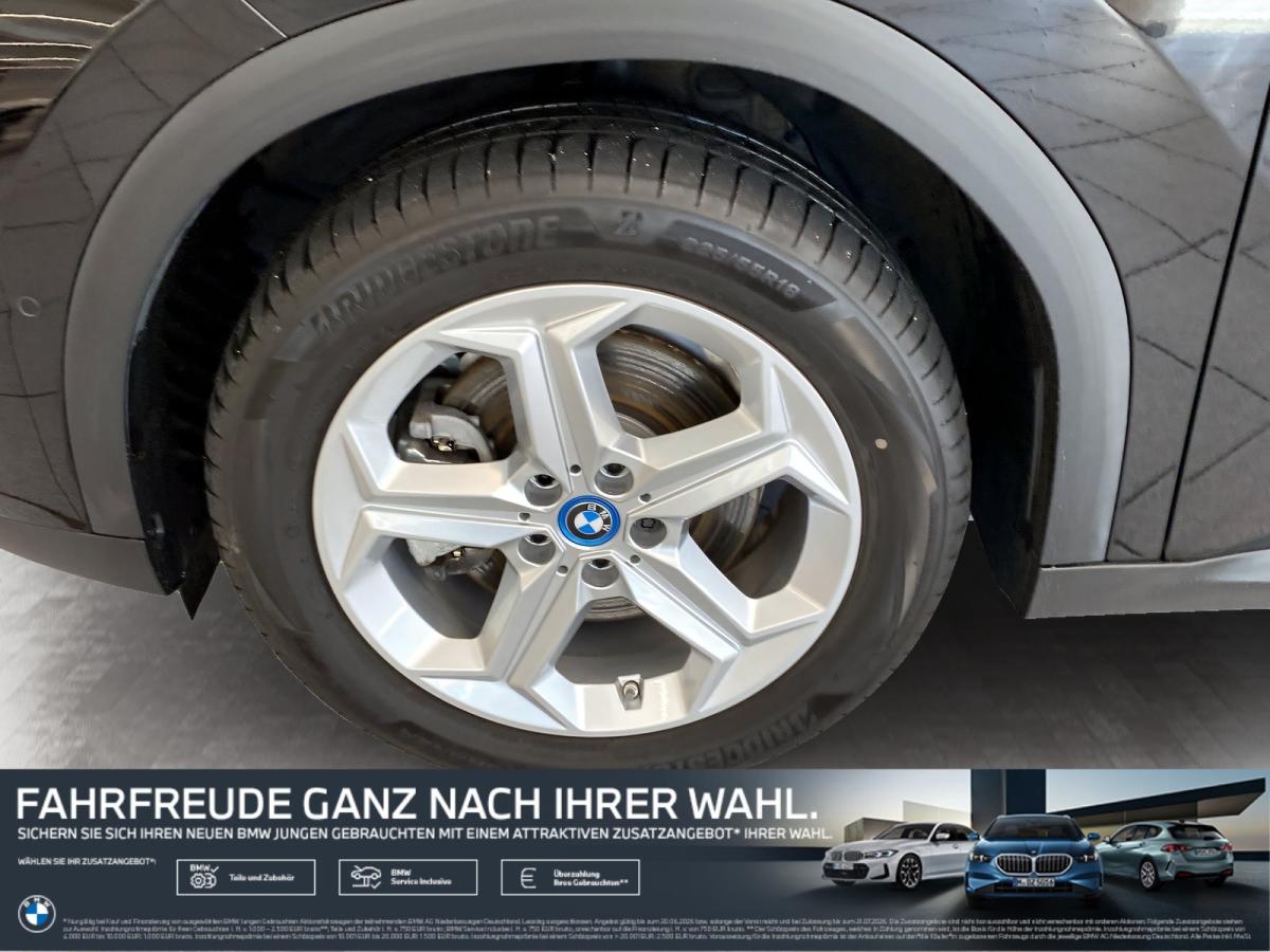 BMW iX2 xDrive30 mit Detailansicht auf die Felgen