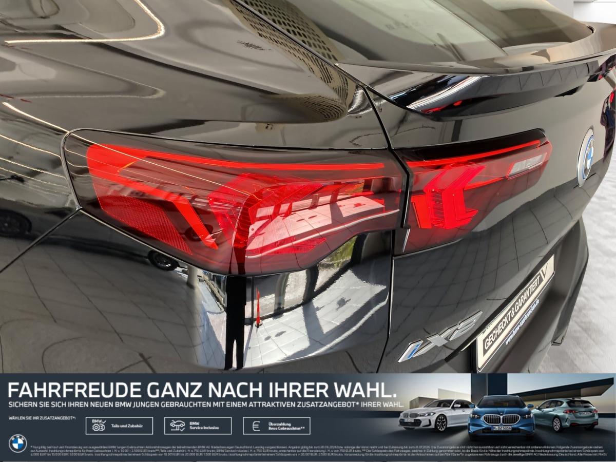 Mehrere Fahrzeuge im Bild